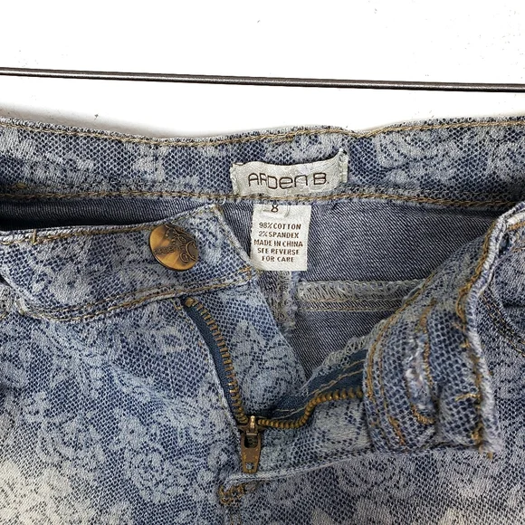 ARDEN B White Lace Print Low Rise Cutoff Denim Shorts Size: 8 - Picture 5 of 6